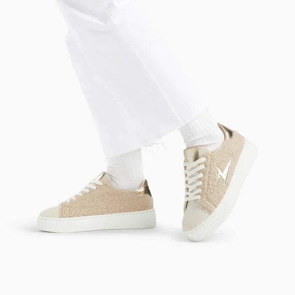 Vanessa Wu Baskets éclair Ava beige et or en fausse fourrure< Baskets