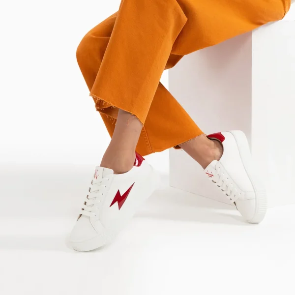 baskets_clair_tiff_blanc__1.webp Vanessa Wu Baskets éclair Tiff blanc et rouge verni à lacets< Baskets