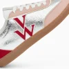 Vanessa Wu Baskets monogramme Charlize argent et rouge à semelle rétro< Baskets