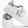 Vanessa Wu Baskets monogramme Lou blanc et argent à lacets< Baskets