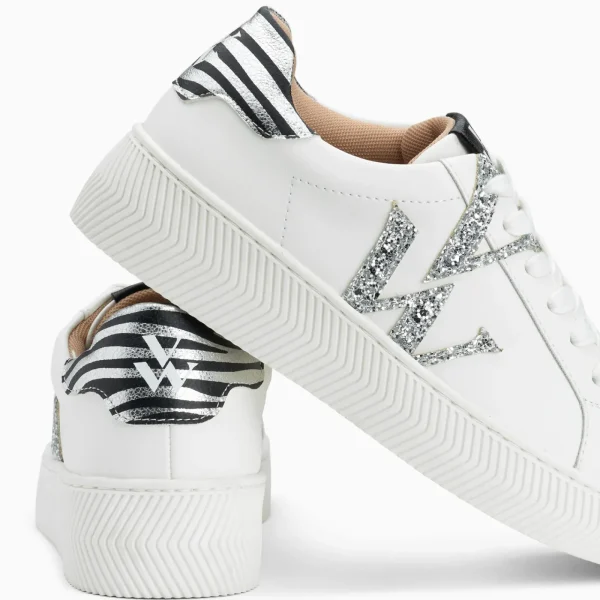 Vanessa Wu Baskets monogramme Lou blanc et argent à lacets< Baskets