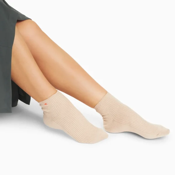 chaussettes_courtes_amy_b_1.webp Vanessa Wu Chaussettes courtes Amy beiges côtelées< Chaussettes