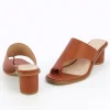 Vanessa Wu Mules Cyrielle camel passe-pouce à talon rond< Mules | Sandales À Talon, Compensées
