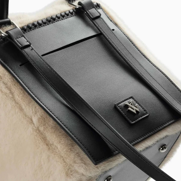 sac_weekend_kenza_beige_e_4-1.webp Vanessa Wu Sac week-end Kenza beige et noir en fausse fourrure< Sacs